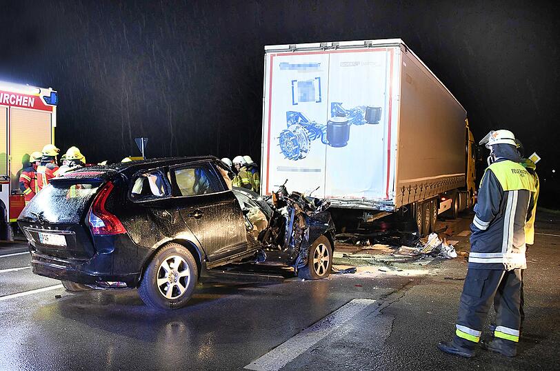 Ein 71-Jähriger ist in der Nacht auf Mittwoch mit seinem Volvo ungebremst in das Heck eines Sattelzuges gerast - er hatte keine Überlebenschance.