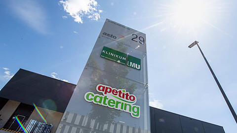 Zwei weitere Mitarbeiter des Caterers wurden positiv getestet.