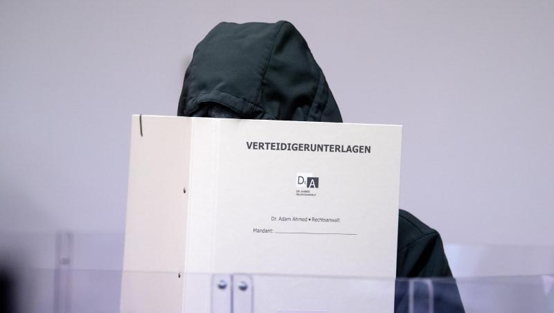 Der wegen sexuellen Missbrauchs angeklagte Mann steht vor Prozessbeginn im Verhandlungssaal.