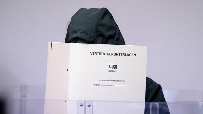 Der wegen sexuellen Missbrauchs angeklagte Mann steht vor Prozessbeginn im Verhandlungssaal.