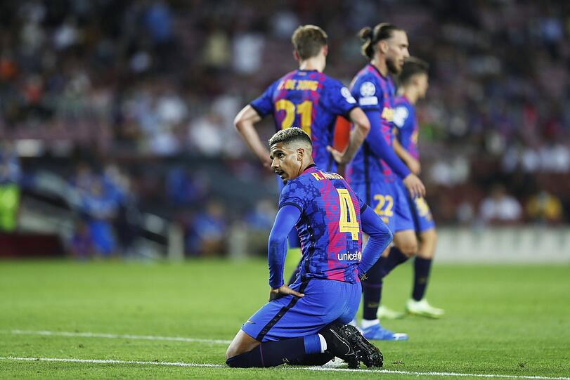 In die Knie gegangen: Ronald Araujo, der Uruguayer in Diensten des FC Barcelona, symbolisiert die aktuelle Lage beim fünfmaligen Champions-League-Sieger.