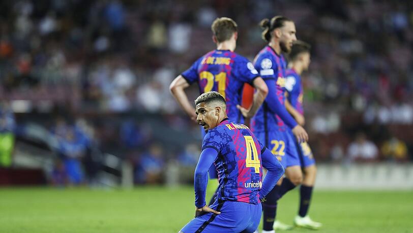 In die Knie gegangen: Ronald Araujo, der Uruguayer in Diensten des FC Barcelona, symbolisiert die aktuelle Lage beim fünfmaligen Champions-League-Sieger. In die Knie gegangen: Ronald Araujo, der Uruguayer in Diensten des FC Barcelona, symbolisiert die aktuelle Lage beim fünfmaligen Champions-League-Sieger.