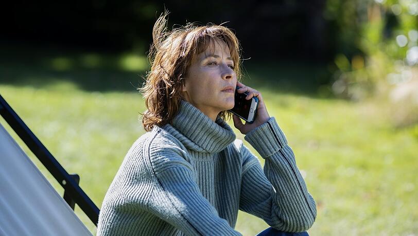 Was tun? Sophie Marceau überlegt, wie sie mit dem Wunsch ihres Vaters umgehen soll, begleitet sterben zu wollen.
