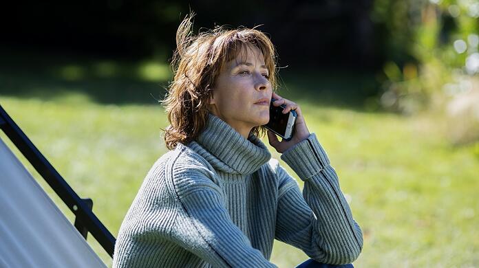 Was tun? Sophie Marceau überlegt, wie sie mit dem Wunsch ihres Vaters umgehen soll, begleitet sterben zu wollen.