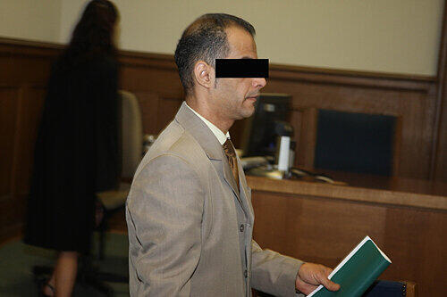Der Angeklagte Jamal S. (38), hat die bizarren Vorstellungen der Frau schamlos ausgenutzt. Ihm ging es um Sex.