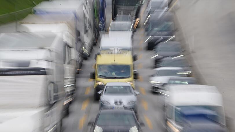 Fahrzeuge stauen sich auf einer Autobahn.