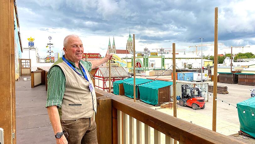 Der Blick vom Hacker-Balkon Ende August über die Aufbauarbeiten auf der Wiesn. Zum Wiesnstart am Samstag ist freilich aufgeräumt – dann strömen Tausende hier durch. Der Blick vom Hacker-Balkon Ende August über die Aufbauarbeiten auf der Wiesn. Zum Wiesnstart am Samstag ist freilich aufgeräumt – dann strömen Tausende hier durch.