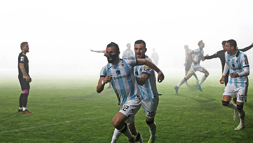 Sigurd Haugen (li.) feiert sein Tor zur 2:1-F&uuml;hrung zusammen mit Maximilian Wolfram, Max Reinthaler freut sich mit