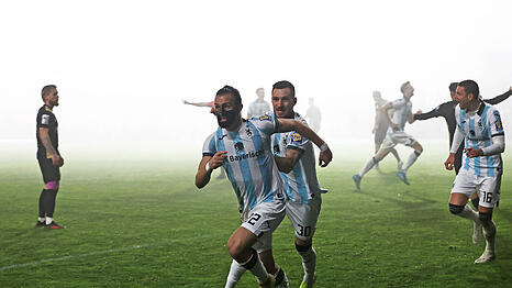 Sigurd Haugen (li.) feiert sein Tor zur 2:1-F&uuml;hrung zusammen mit Maximilian Wolfram, Max Reinthaler freut sich mit