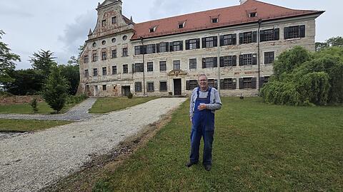Eine der Konstanten im Schloss &ndash; Erwin Schich. Seit 40 Jahren ist er Hausmeister und sieht in der und um die Schlossanlage nach dem Rechten. Auf Anfrage f&uuml;hrt er Interessenten durch das Schloss Hofberg und erz&auml;hlt von dessen Geschichte.