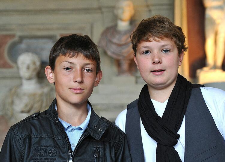 Jonas Kerber (links) und sein Freund Alexander Kühn
sind wahreWasserratten. Als sie an einem heißen Tag im
Juli vergangenen Jahres im Schwimmbad Alzenau sind,
entdecken die damals 11-Jährigen einen leblosen Mann
am Boden des Beckens. &bdquo;Ich hab gar nichts gedacht und
bin einfach die vier Meter zu ihm runtergetaucht, das
war ein alter Mann, der war schon blau angelaufen&ldquo;,
erzählt Alexander, der jetzt seinen Rettungsschwimmer
macht. Er mobilisiert alle Kräfte und zieht den bewusstlosen
Mann an den Beckenrand. Sein Freund Jonas hat
derweil den Bademeister verständigt. Als Alexander
später heimkommt, ist seine Mutter im Garten. &bdquo;Im
Vorbeigehen hat er mir gesagt, er habe heute einen Mann
gerettet&ldquo;, erzählt die stolze Mama. &bdquo;Ich hatte Angst, dass
sie das Bild von dem bewusstlosen Mann verfolgt, aber
die beiden sind bald wieder ins Schwimmbad gegangen.&ldquo;
Der Mann konnte zunächst wiederbelebt werden, stirbt
dann aber im Krankenhaus &ndash; er war bereits herzkrank.