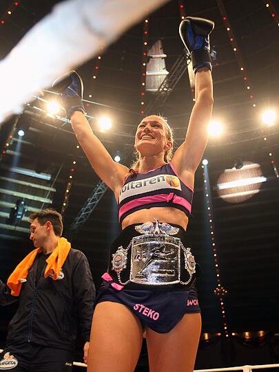 Kam kaum ins Schwitzen im Circus Krone: Kickbox-Weltmeisterin Christine Theiss nach ihrem Sieg gegen Martina Müllerova. Hier gibts die besten Bilder vom Fight zum Durchklicken!