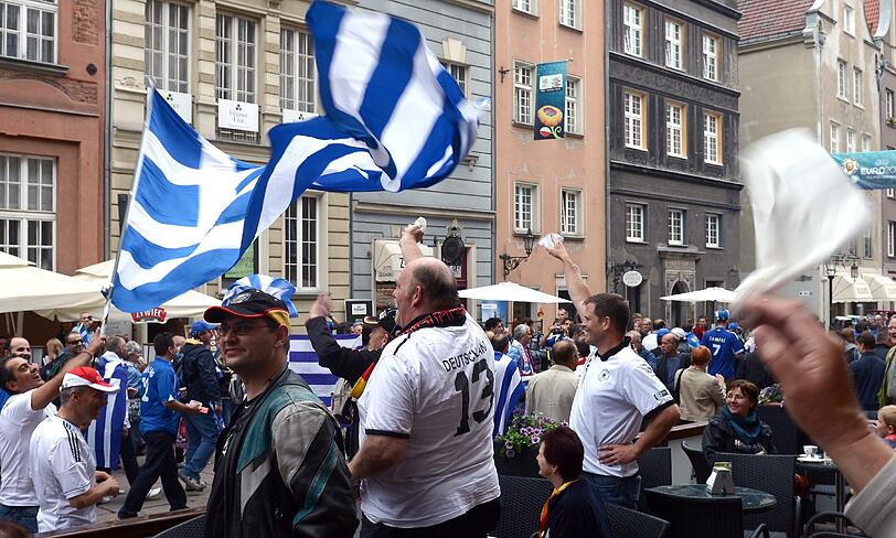 Hier kommen die Fans: Deutsche und griechische Anhänger feiern in Danzig.