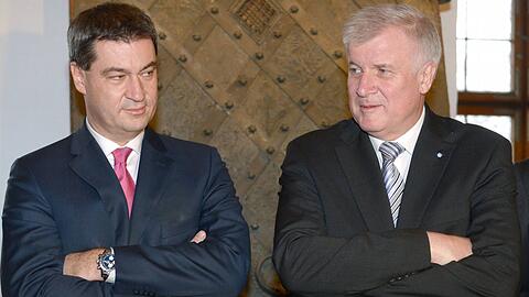 Mehr als tausend Worte sagt ihre Körpersprache: Nach Entspannung schaut das jedenfalls nicht aus. Steif und mit verschränkten Armen stehen Horst Seehofer und Markus Söder auf der Kaiserburg.