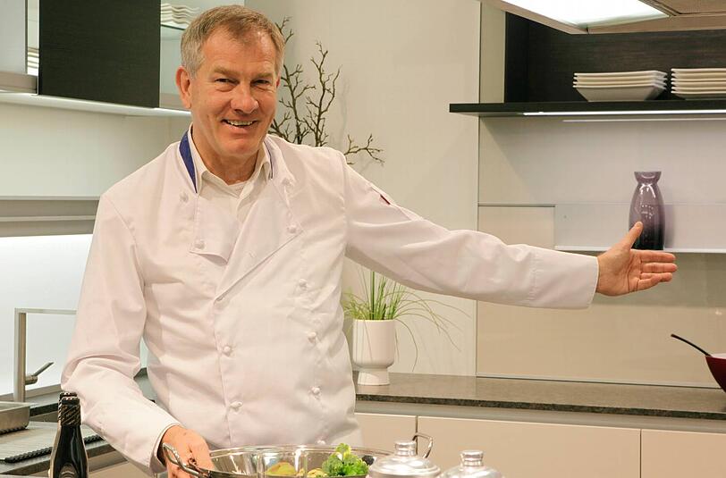 Vom Anzug in die Kochkluft: Für die AZ zeigt sich der Hobbykoch und Chef aller Segmüller-Häuser, Reinhold Gütebier, mal ganz privat.