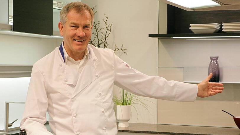 Vom Anzug in die Kochkluft: Für die AZ zeigt sich der Hobbykoch und Chef aller Segmüller-Häuser, Reinhold Gütebier, mal ganz privat. Vom Anzug in die Kochkluft: Für die AZ zeigt sich der Hobbykoch und Chef aller Segmüller-Häuser, Reinhold Gütebier, mal ganz privat.