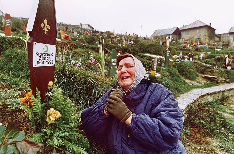Auch vom Bürgerkrieg in Jugoslawien berichtete Anja Niedringhaus. Trauernde Mutter auf einem Soldatenfriedhof in Sarajevo.