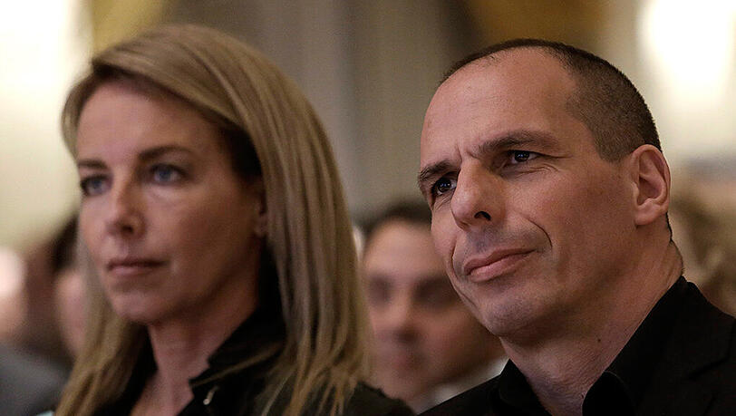 Griechen-Finanzminister Varoufakis und Ehefrau Dane Stratou. Das Paar wurde am Dienstagabend in Athen angegriffen. Griechen-Finanzminister Varoufakis und Ehefrau Dane Stratou. Das Paar wurde am Dienstagabend in Athen angegriffen.