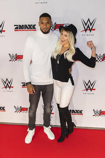 Sarah Nowak mit Freund Dominic Harrison vor dem WWE-Kampf auf dem roten Teppich.