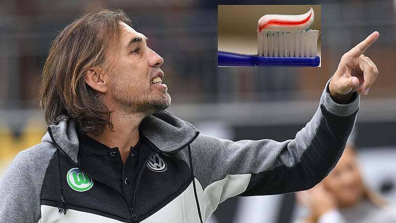 Wolfsburgs Trainer Martin Schmidt lässt seine Spieler Zähne putzen.