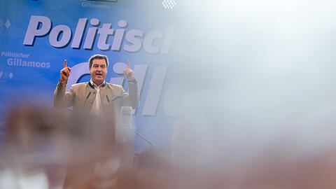 Bayerns Ministerpräsident Markus Söder auf dem Gillamoos-Volksfest beim politischen Frühschoppen.