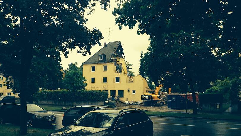 Das alte gelbe Haus an der Grünwalderstraße 190 wird abgerissen. Das alte gelbe Haus an der Grünwalderstraße 190 wird abgerissen.