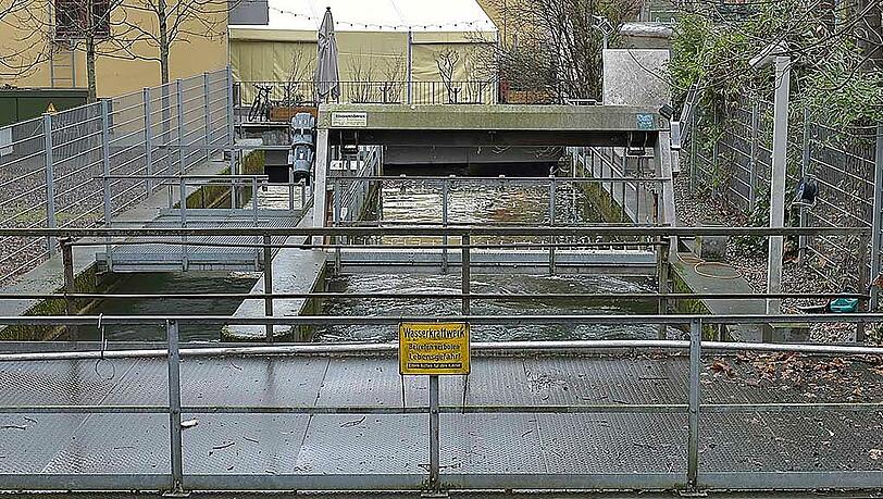 Hier wurde der Hund gesichert: Das Wasserkraftwerk am Muffatwerk. Hier wurde der Hund gesichert: Das Wasserkraftwerk am Muffatwerk.