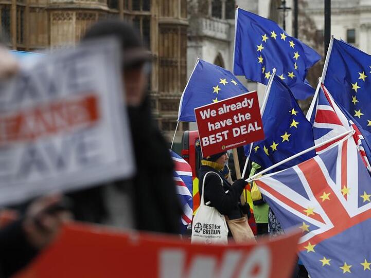 Pro- und Anti-Brexit-Demonstranten vor dem Parlament in London: Großbritannien will die EU am 29. März 2019 verlassen.