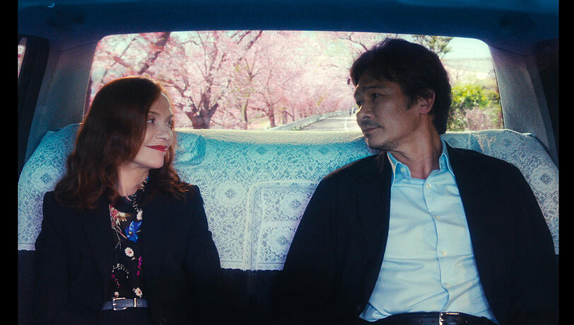 Kirschblüte im Hintergrund: Isabelle Huppert und Tsuyoshi Ihara in "Madame Sidonie in Japan“.