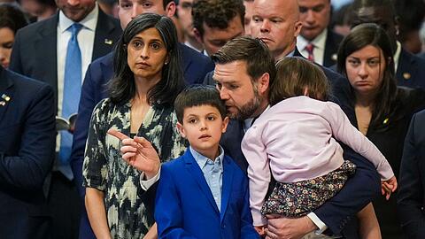 JD Vance und seine Frau Usha hatten bereits drei Kinder - nun sind es vier. (Archivbild)