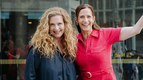 Diana Amft (l.) spielt Diana Amft in "Gute Zeiten, schlechte Zeiten" - und trifft dort auf Katrin Flemming (Ulrike Frank).