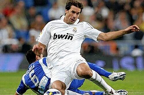 Bald im HSV-Trikot? Ruud van Nistelrooy ist bei Real Madrid nur noch Stürmer Nr. 5. Der Niederländer darf ablösefrei gehen.