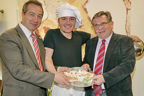 Siegprämie gespendet: Marcel Schneider mit Gerhard John (Lebenshilfe, links) und Patrick Temmersfeld (bildung&perspektiven).