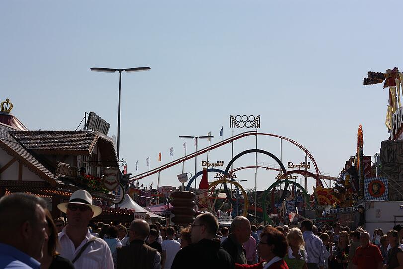 14:23 Uhr: Fünf Mal geht es im Olympia Looping kopfüber durch die bis zu 20 Meter durchmessenden Ringe.