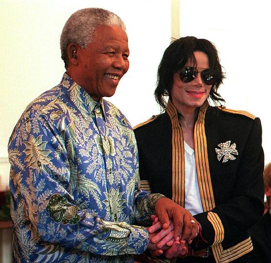 Südafrikas Nationalheld Nelson Mandela mit Michael Jackson - 1999