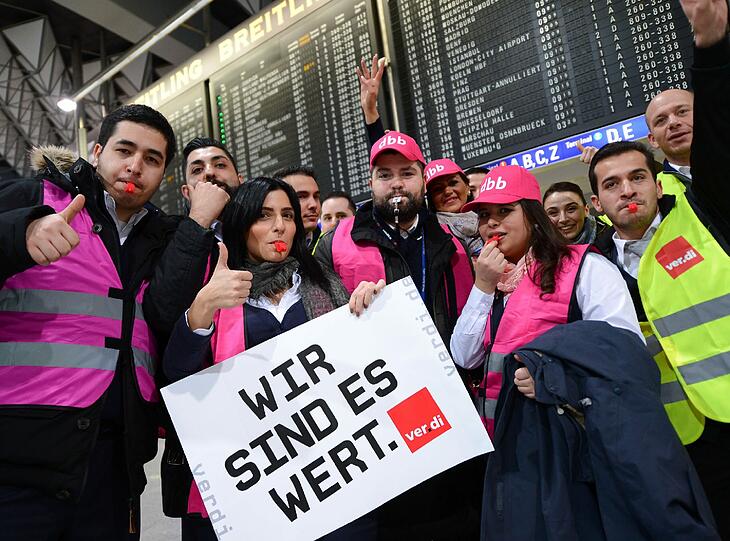 Mit einem Plakat mit der Aufschrift "Wir sind es wert" und Trillerpfeifen fordern Sicherheitsmitarbeiter am Flughafen Frankfurt mehr Lohn.