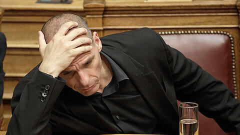 Griechenlands Finanzminister Yanis Varoufakis hat weiter allen Grund zu grübeln. Die neueste Reformliste zur Rettung Griechenlands ist in Brüssel abgeblitzt.