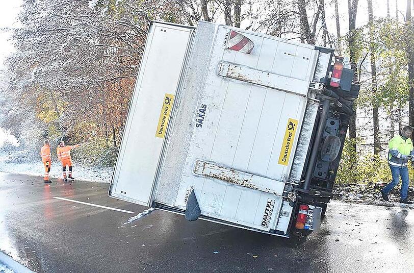 Der Post-Laster rutschte auf schneeglatter Fahrbahn von der Straße.
