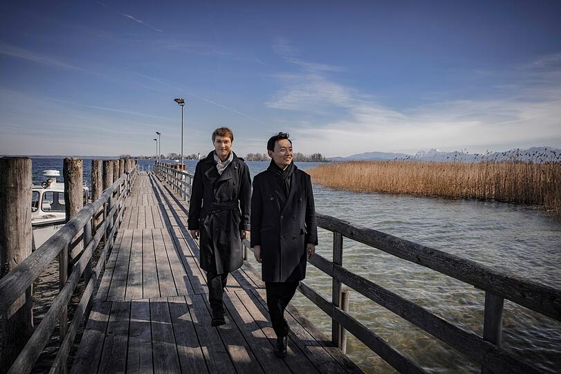 Nils Mönkemeyer (hinten) und William Youn (vorn) am Anlegesteg der Herreninsel im Chiemsee.