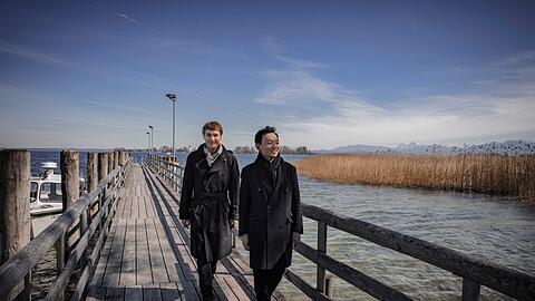 Nils Mönkemeyer (hinten) und William Youn (vorn) am Anlegesteg der Herreninsel im Chiemsee.