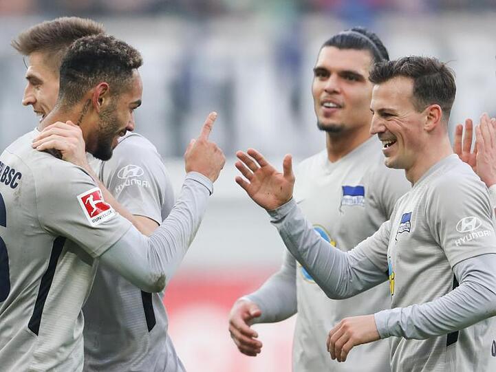 Matheus Cunha (l) stellte mit seinem Tor zum 2:1 die Weichen auf Sieg von Hertha BSC in Paderborn.