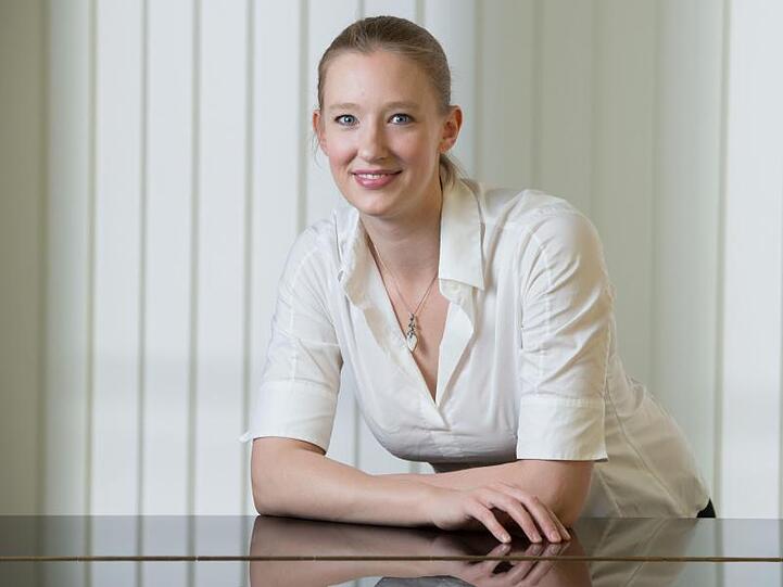 Joana Mallwitz, heutige Nürnberger Generalmusikdirektorin, posiert damals bei einem Fototermin in Erfurt. Foto: Sebastian Kahnert/Archivbild