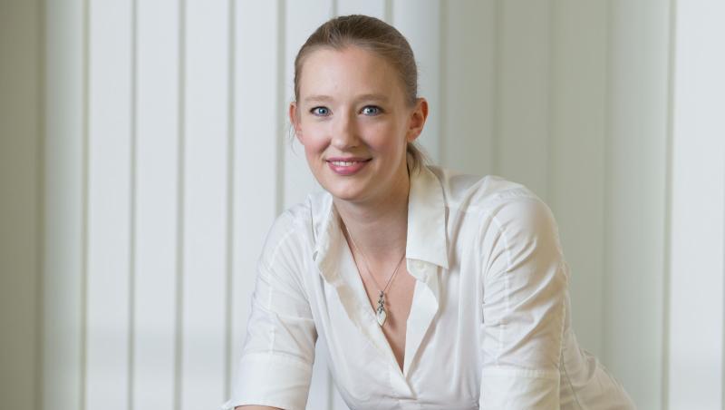 Joana Mallwitz, heutige Nürnberger Generalmusikdirektorin, posiert damals bei einem Fototermin in Erfurt. Foto: Sebastian Kahnert/Archivbild Joana Mallwitz, heutige Nürnberger Generalmusikdirektorin, posiert damals bei einem Fototermin in Erfurt. Foto: Sebastian Kahnert/Archivbild