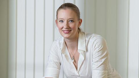 Joana Mallwitz, heutige Nürnberger Generalmusikdirektorin, posiert damals bei einem Fototermin in Erfurt. Foto: Sebastian Kahnert/Archivbild