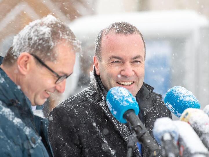 Alexander Dobrindt (l) und Manfred Weber (CSU) geben während der Winterklausur Statements vor der Presse ab. Foto: Lino Mirgeler