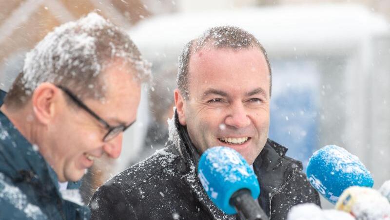 Alexander Dobrindt (l) und Manfred Weber (CSU) geben während der Winterklausur Statements vor der Presse ab. Foto: Lino Mirgeler Alexander Dobrindt (l) und Manfred Weber (CSU) geben während der Winterklausur Statements vor der Presse ab. Foto: Lino Mirgeler
