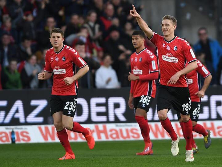 Freiburgs Dominique Heintz, Chima Okoroji und Torschütze Nils Petersen (l-r) bejubeln das 1:0.