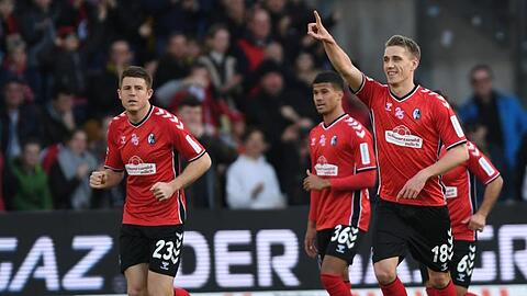 Freiburgs Dominique Heintz, Chima Okoroji und Torschütze Nils Petersen (l-r) bejubeln das 1:0.