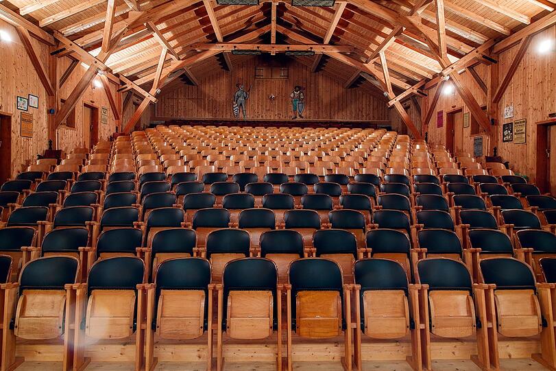 Die Ritterschauspiele Kiefersfelden sind das älteste Dorftheater Deutschlands. Dort, am Fuße des Karwendelgebirges, erwartet die Zuschauer laut "Theater in Bayern" eine Drehkulissenbühne, wo von Geräuschen bis zu den wechselnden Bühnenbildern alles von Hand betätigt wird. Der Zuschauerraum umfasst 420 Sitzplätze.