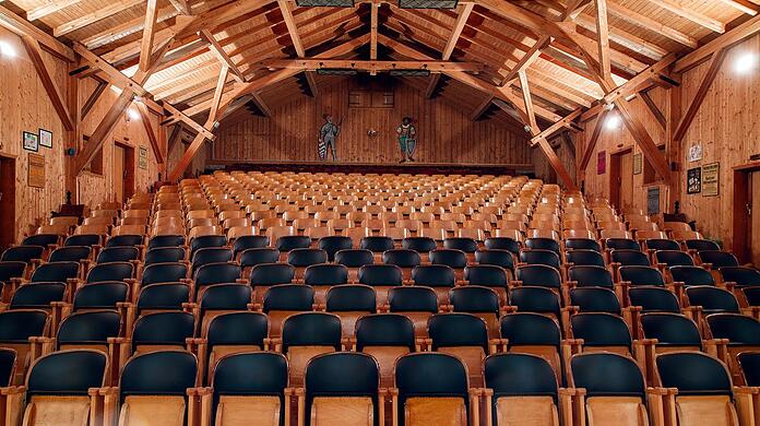 Die Ritterschauspiele Kiefersfelden sind das älteste Dorftheater Deutschlands. Dort, am Fuße des Karwendelgebirges, erwartet die Zuschauer laut "Theater in Bayern" eine Drehkulissenbühne, wo von Geräuschen bis zu den wechselnden Bühnenbildern alles von Hand betätigt wird. Der Zuschauerraum umfasst 420 Sitzplätze.